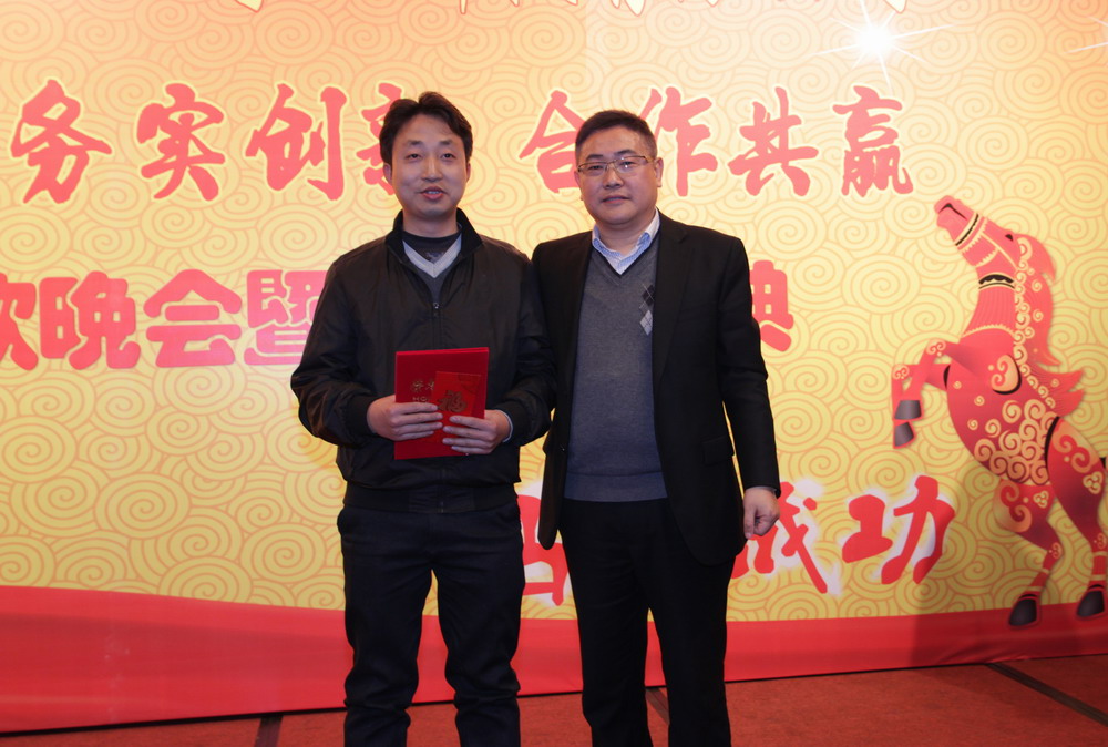 研发中心总监杨昊在2013年度刻苦专研,研发出多款新产品,文明勋总经理给研发中心总监杨昊颁发研发创新奖;